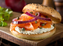 atelier-cuisine-ados-bagel-saumon-cream-cheese