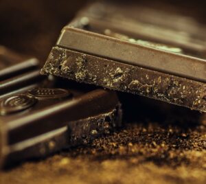 Lier une sauce avec un carré de chocolat